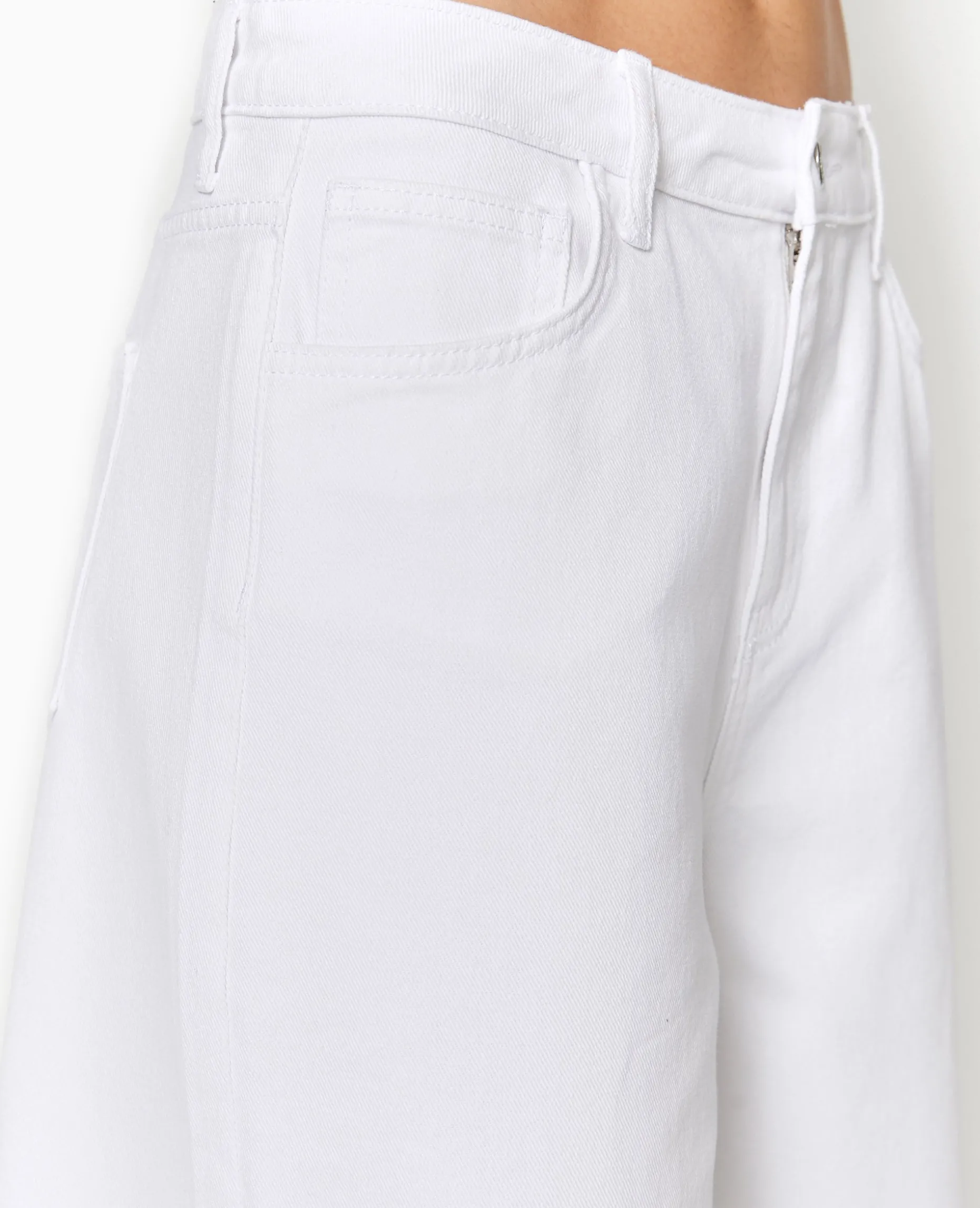 Bermuda Large En Jean Avec Bas Coupés - Blanc