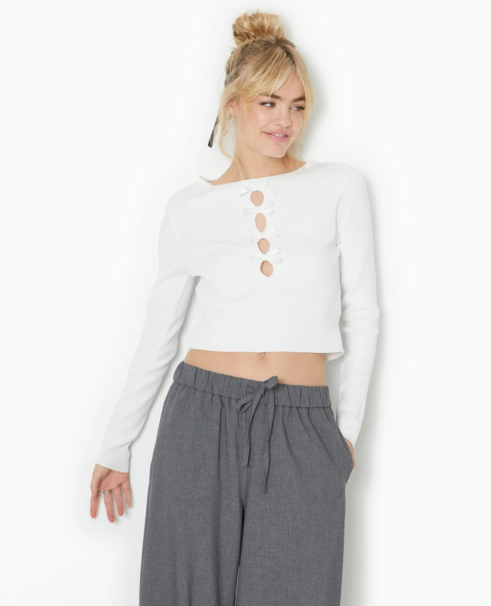 Pull Ajusté Avec Ouvertures Et Nœuds Devant - Blanc