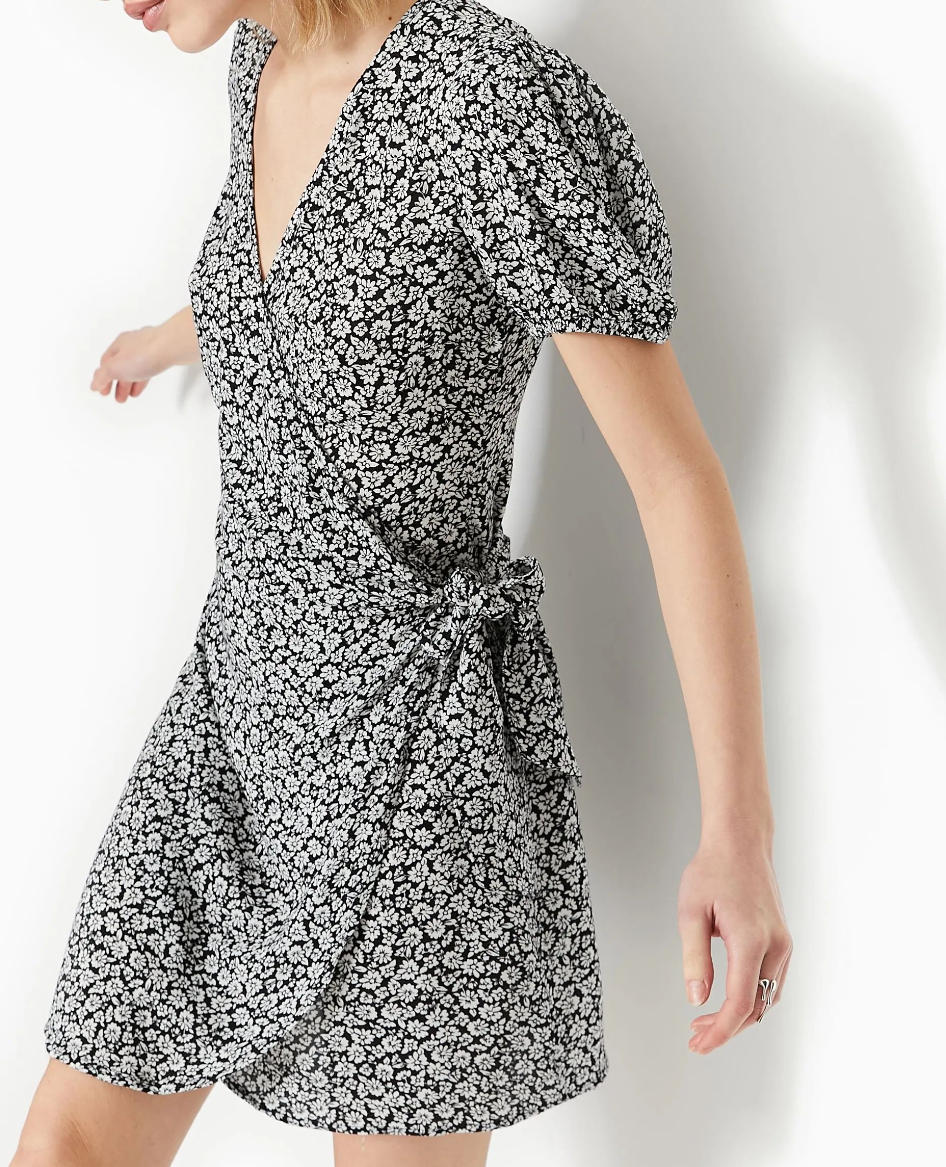 Robe Courte Encolure Cache-cœur Motif Fleurs - Noir
