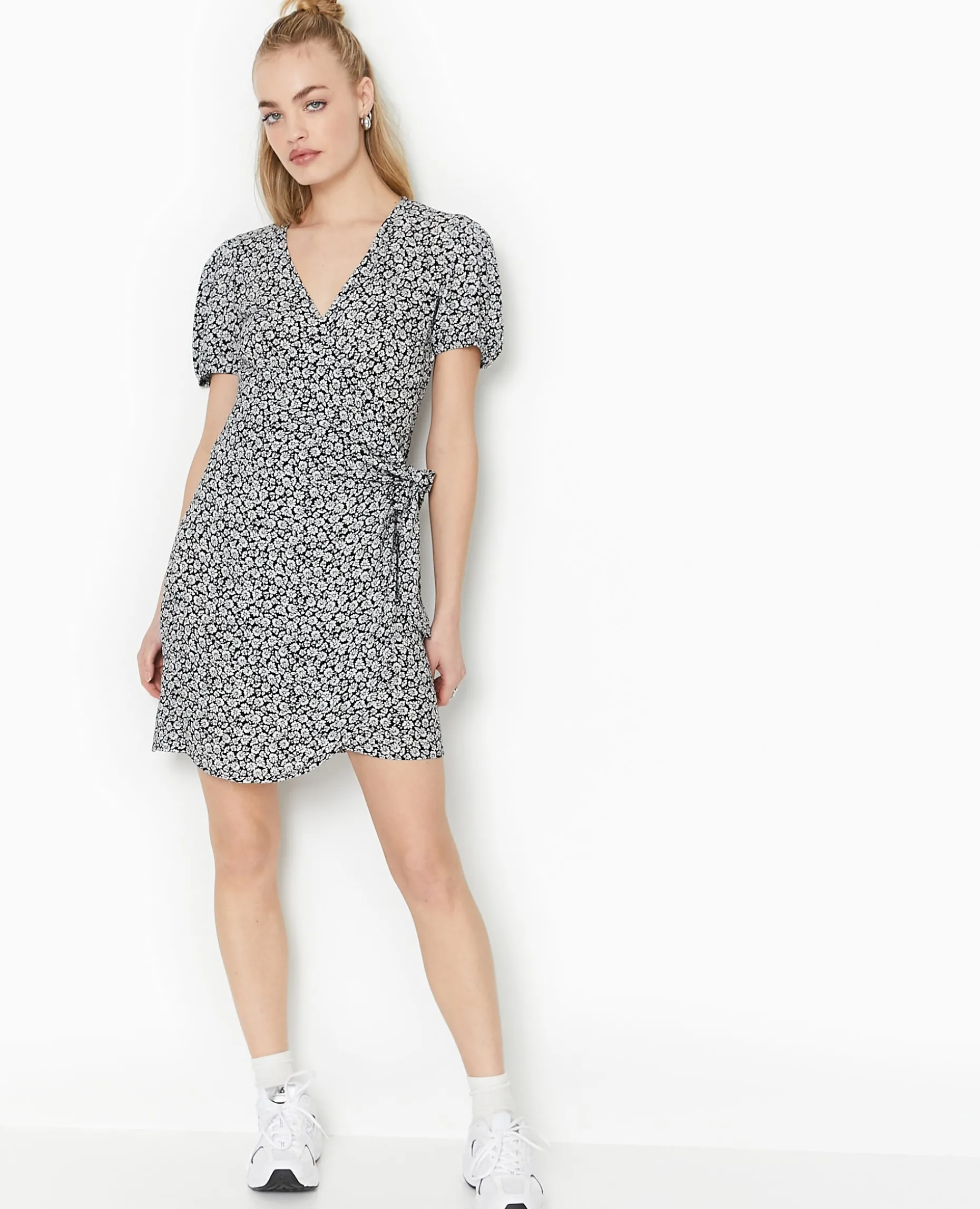 Robe Courte Encolure Cache-cœur Motif Fleurs - Noir