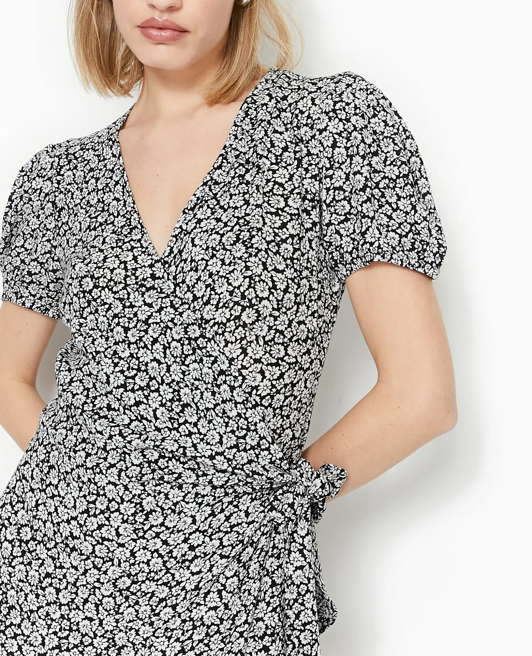 Robe Courte Encolure Cache-cœur Motif Fleurs - Noir